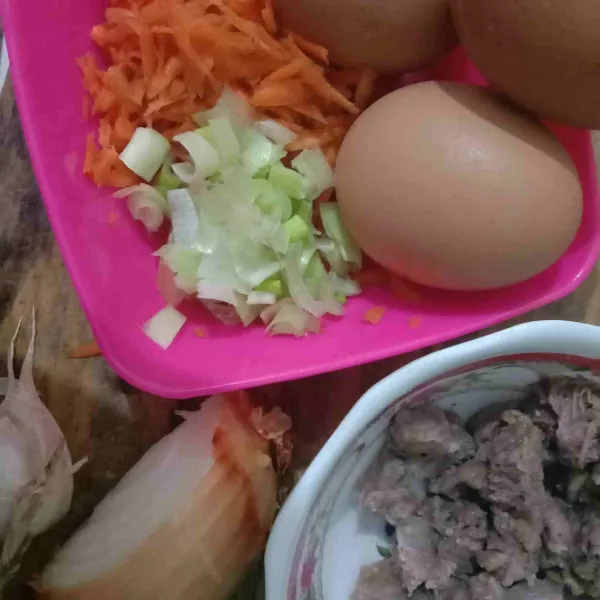 Siapkan semua bahan, parut kasar wortel, potong dadu daging, cincang bawang pre kemudian sisihkan.