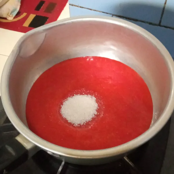 Blender strawberry. Campur gula, masak sampai mendidih. Lalu beri gelatin.
