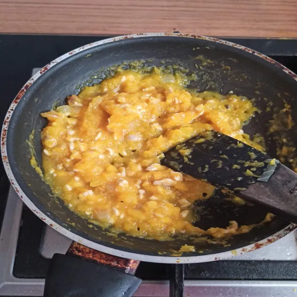 Aduk-aduk agar labu hancur. Jika sudah menjadi bubur, angkat dan sajikan.