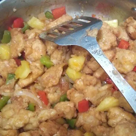 Masukan tepung maizena, masak hingga saus mengental. Tambahkan ayamnya, aduk cepat hingga rata. Angkat.