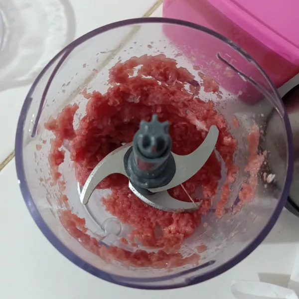 Lalu cincang kasar pakai chopper.