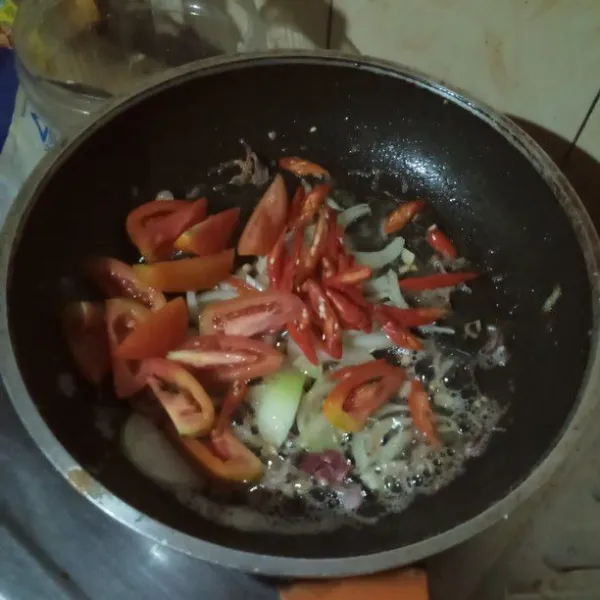 Masukan tomat, cabe, aduk rata masak hingga layu