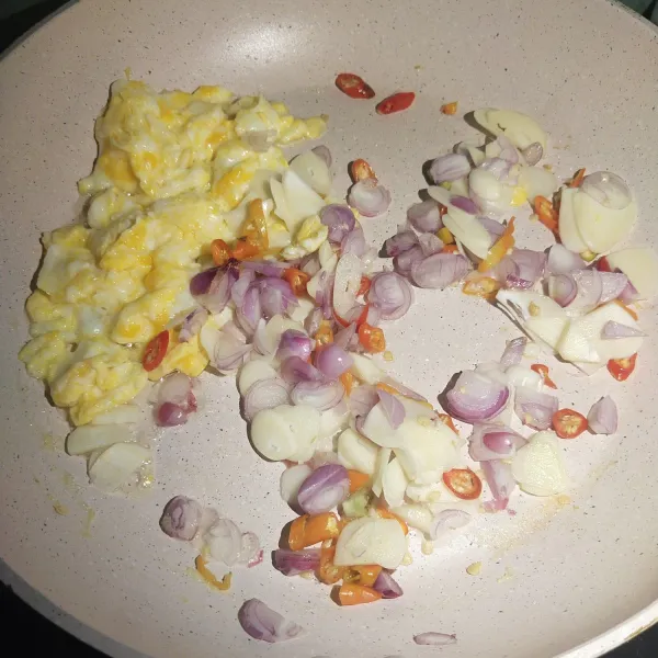 Buat orak-arik telur, tumis bawang merah, bawang putih dan cabe hingga bumbu berbau harum.