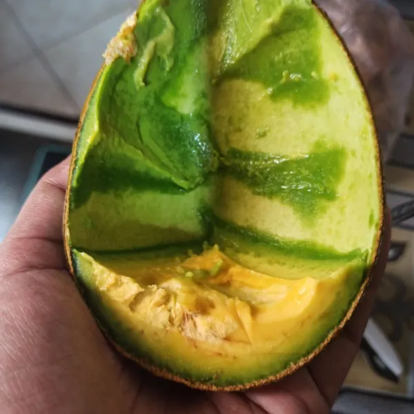Belah alpukat, lalu kerok isinya.