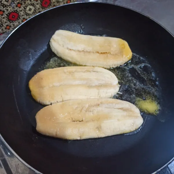 Kemudian bakar pisang di atas teflon.