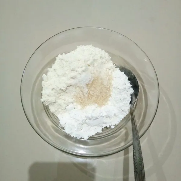 Campur tepung terigu, tepung beras, tepung tapioka, gula pasir, dan garam di dalam mangkuk. Lalu aduk rata.