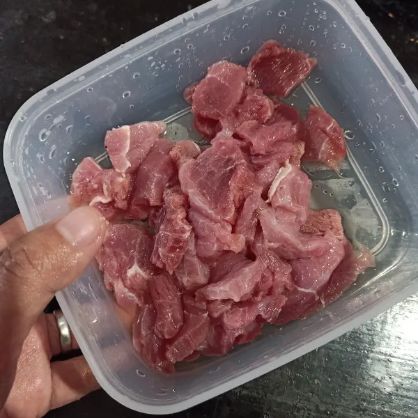 Iris tipis-tipis daging sapi.