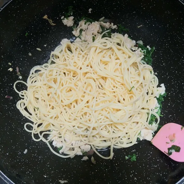 Masukkan spaghetti sambil terus diaduk.