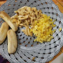 Iris nangka dan pisang menjadi bentuk dadu kecil.