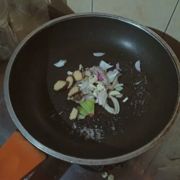 Siapkan pan tumis bawang putih, bawang merah, dan bawang bombai sampai harum