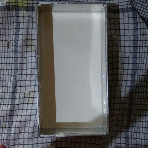 Panaskan kukusan. Alasi loyang dengan baking paper. Tuang adonan ke dalam loyang, hentakan loyang. Kukus adonan selama 25 menit atau hingga matang. Keluarkan dari kukusan biarkan dingin.