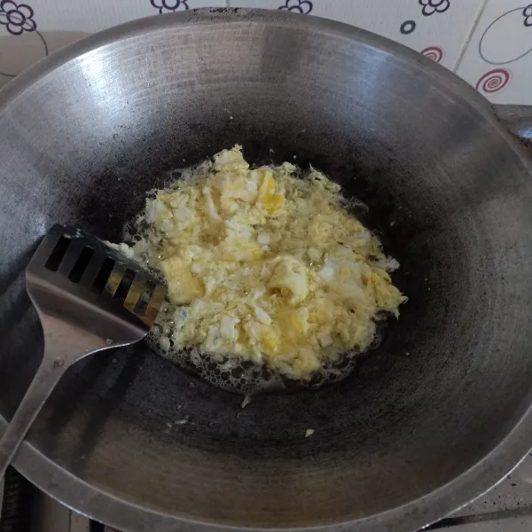 Goreng telur orak-arik, kemudian sisihkan di pinggir wajan.