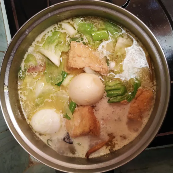 Masak sampai mendidih, kira-kira selama 1 menit. Jangan lama-lama supaya kolnya tetap renyah. Jangan lupa cicipi rasanya. Kemudian angkat 👌.