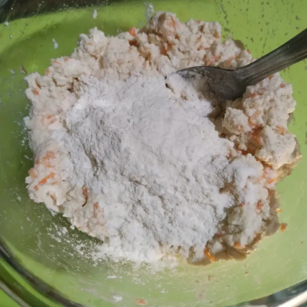 Tambahkan tepung terigu kemudian aduk hingga rata.