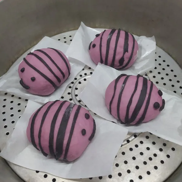 Panaskan kukusan dengan api sedang, kukus selama 10-12 menit. Buka sedikit tutup, biarkan uap panas berkurang, baru buka dan angkat bakpao (agar bakpao tidak kempes).
Sajikan hangat.