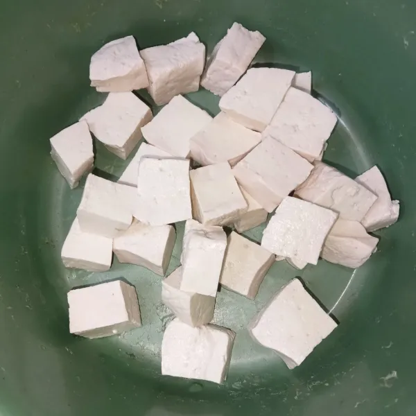 Cuci bersih tahu dan potong-potong.