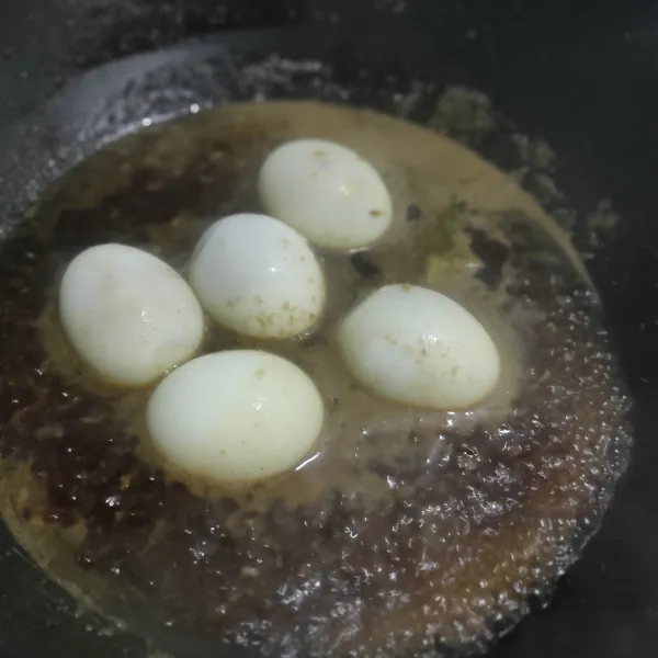 Masukkan telur yang sudah di kupas, biarkan terendam dan mendidih agar bumbu meresap.