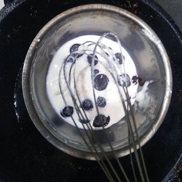 Campur semua bahan ganache, lelehkan di atas air panas. Aduk hingga meleleh dan rata. Lalu masukkan piping bag.