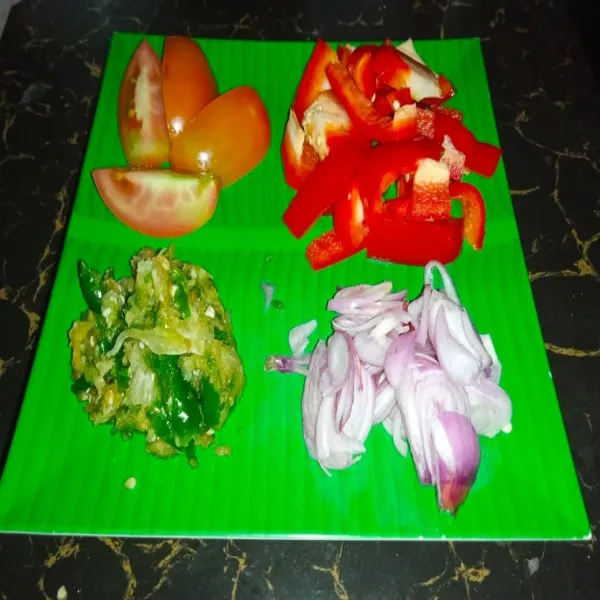 Tomat belah empat, daun bawang, paprika, dan bawang merah dirajang. Cabe dan bawang putih digiling kasar.