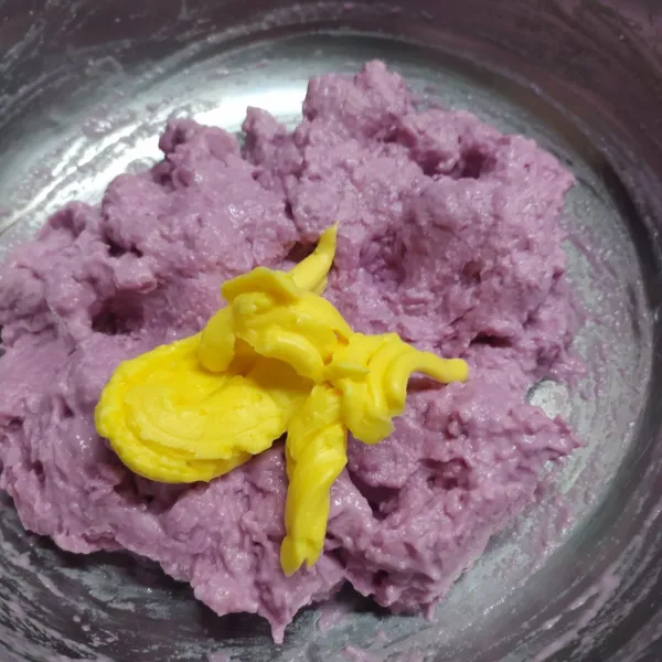 Masukkan margarin, uleni sampai rata.