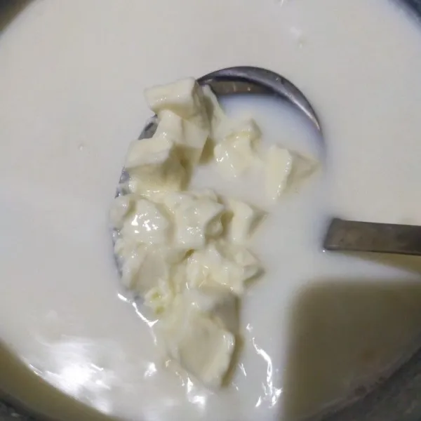 Masak white cooking chocolate cincang, susu cair dan agar2 hingga meletup2 dan tidak lagi ada coklat yang belum cair.