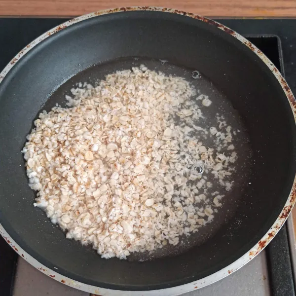Tuang oatmeal dalam panci/ wajan, tambahkan air, masak hingga lunak.