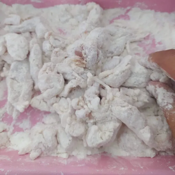 Kemudian masukkan ayam yang terendam ditepung bumbu basah kedalam tepung bumbu kering. Balur rata sambil dipijit-pijit.