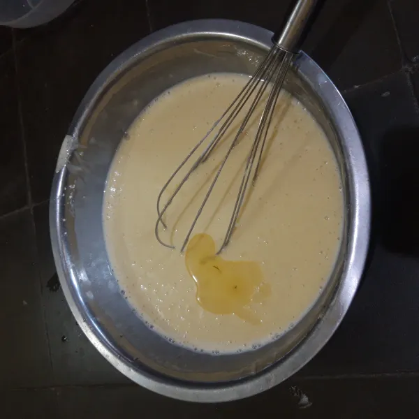 Tuang margarin cair dan aduk rata.