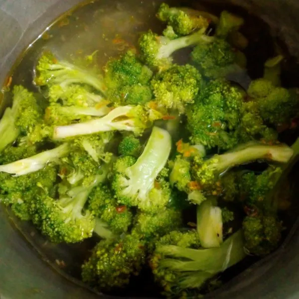 Tambahkan fillet ayam cincang, tumis hingga matang lalu masukkan brokoli dan tambahkan air, masak hingga mendidih.