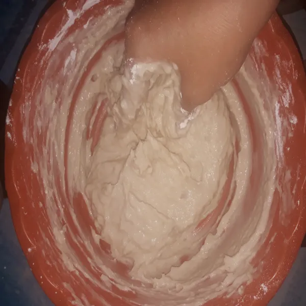 Masukan tepung secara bertahap sambil diaduk sampai tercampur rata