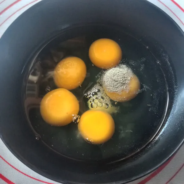 Pecahkan telur dimangkuk agak besar. Bubuhi garam dan lada, kocok sampai benar-benar rata.