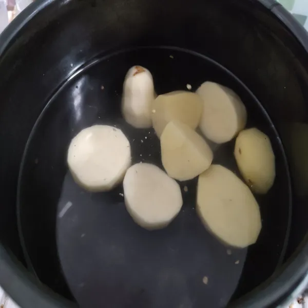 Rebus kentang hingga empuk, tiriskan air, biarkan sampai agak dingin.