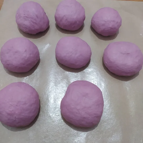 Kempeskan adonan, bagi adonan jadi 8 bagian (sisihkan sedikit adonan, beri pewarna hitam untuk mata dan motif badan).