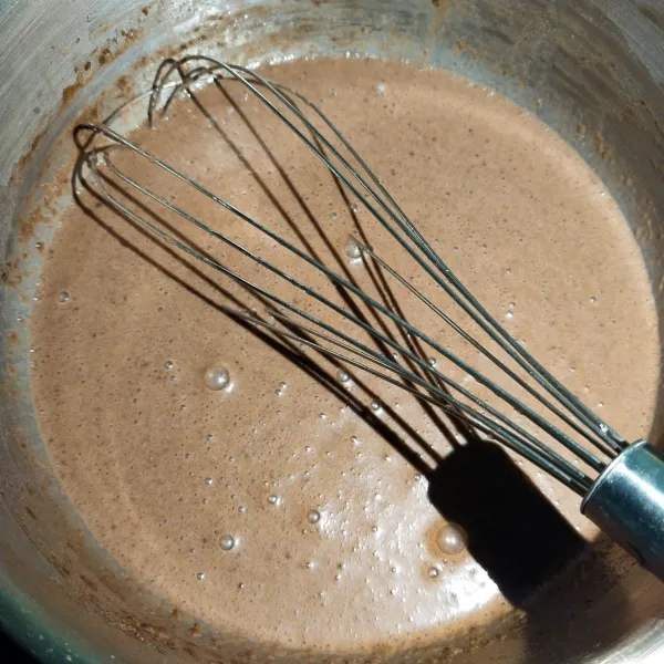 Langkah yang pertama, masukkan air dan satu sachet silky puding rasa coklat, aduk sampai rata.