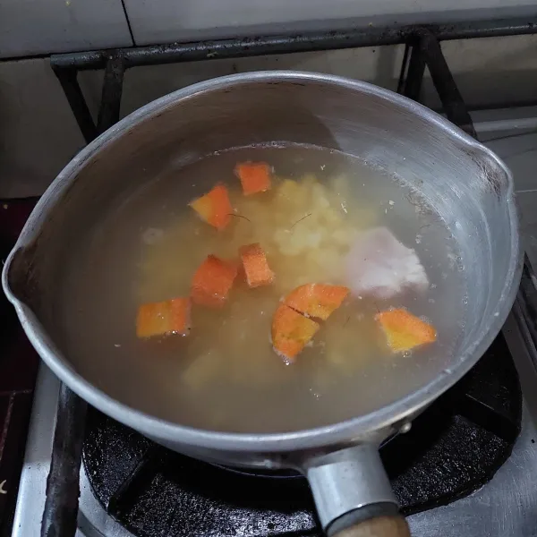 Rebus jagung manis, ayam dan wortel.