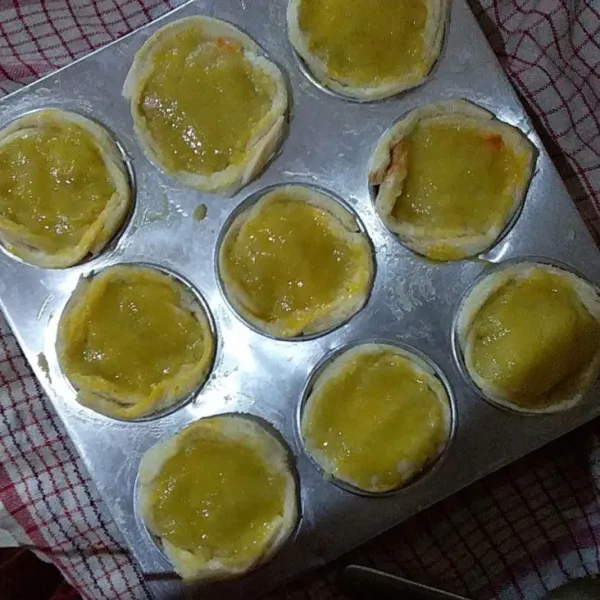 Olesi loyang dengan margarin. Masukkan roti tawar ke dalam loyang. Beri isian secukupnya. Tambahkan potongan telur rebus. Tutup dengan kentang kukus halus, ratakan. Olesi dengan kuning telur. Panggang selama 25 menit atau hingga permukaan roti berwarna golden brown.