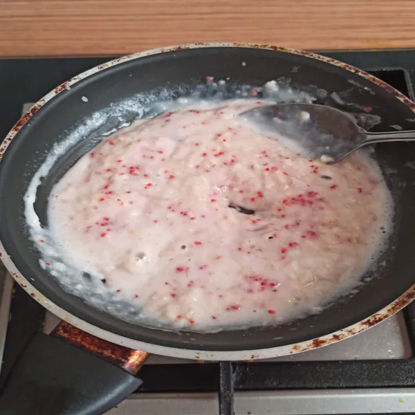 Aduk-aduk hingga kental dan raspberry hancur.