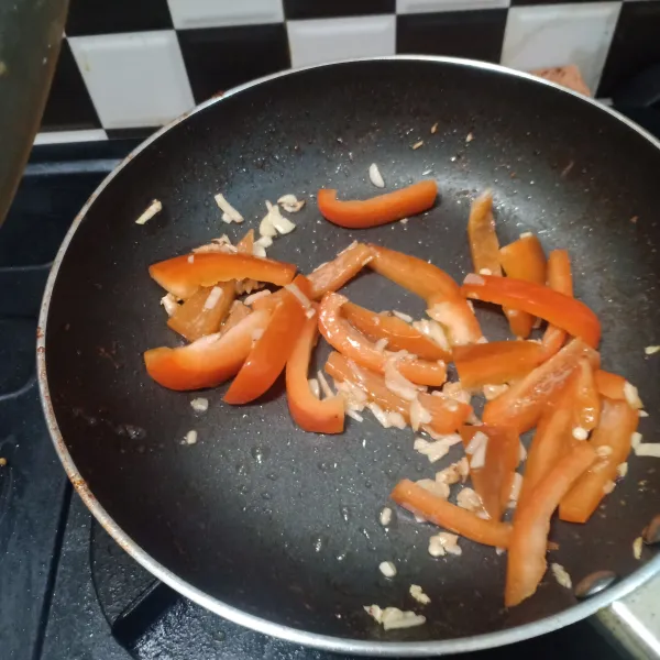 Masukkan potongan paprika, sampai agak layu.