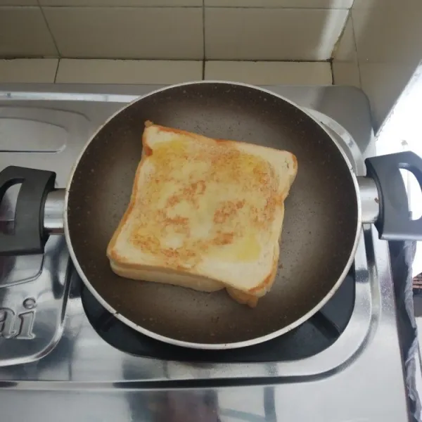 Tutup kembali dengan roti lalu grill sampai kecoklatan dan sajikan.