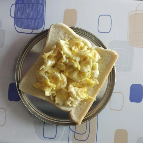 Isi roti dengan telur.