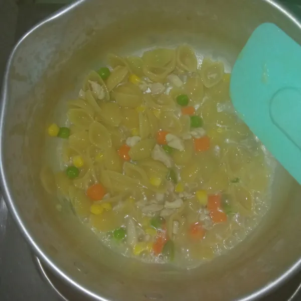 Masukkan sayuran mix, lalu rebus lagi hingga matang.