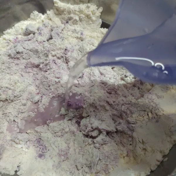 Tuang air es bertahap, uleni adonan sampai kalis.