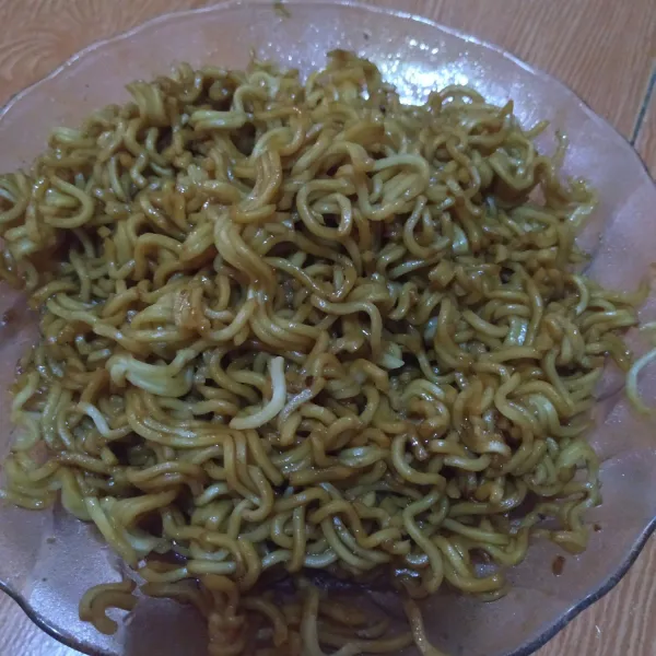 Rebus mie sampai lunak, angkat & tiriskan, lalu beri 1 sdm kecap manis & 1 sdm minyak goreng, aduk rata.