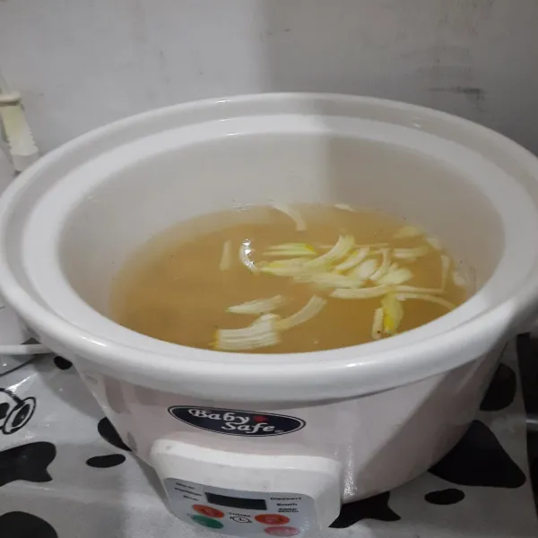 Kemudian tambahkan sufor dan air, lalu aduk sebentar.