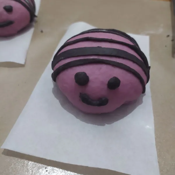 Bentuk adonan jadi oval, beri hiasan mata dan motif badan. Diamkan selama 30 menit.