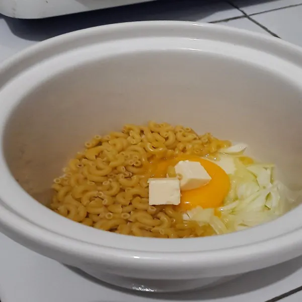 Kemudian tambahkan garlic powder, telur dan unsalted chesee.