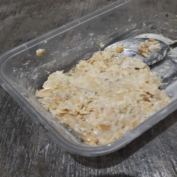 Lumatkan tempe yang sudah dikukus, lalu tambahkan tepung terigu & maizena. Kemudian tambahkan sufor dan aduk hingga rata.