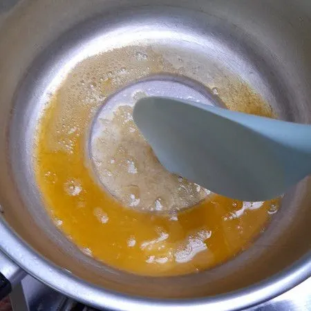 Panaskan pan, masukkan mentega dan bawang putih.