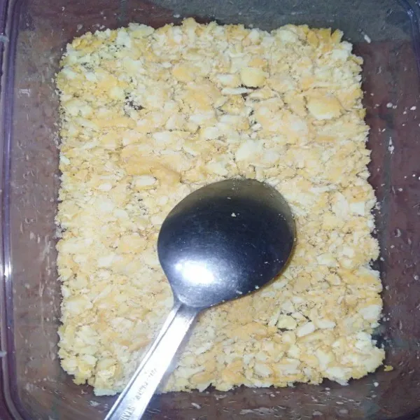 Hancurkan biscuit lalu letakkan pada wadah.
