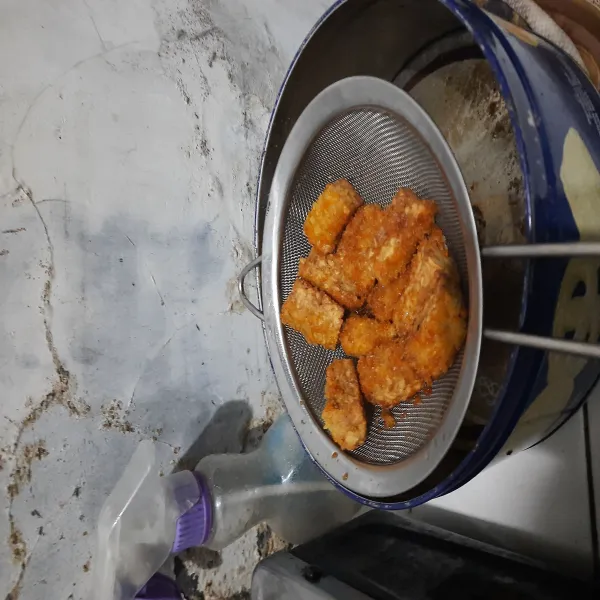 Lalu panaskan minyak goreng, dan goreng hingga kecoklatan, kemudian sajikan dengan penuh cinta.